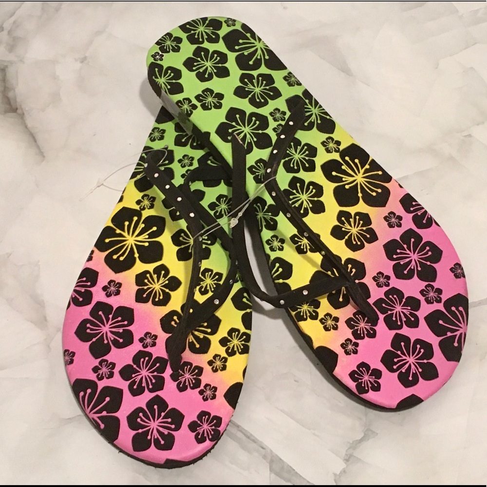 Hawaiian Flower Flip Flops 🌺